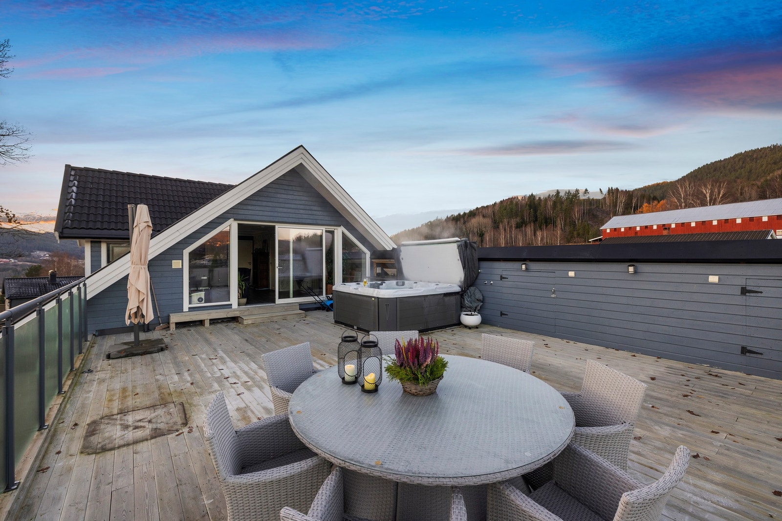 Takterrasse med utgang fra stue i 2. etasje. Her er både utekjøkken og jacuzzi. Galleribilde
