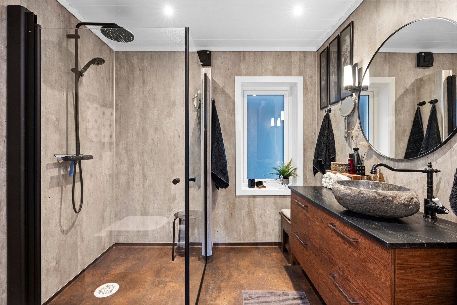 Bad med varmekabler i gulvet. Galleribilde