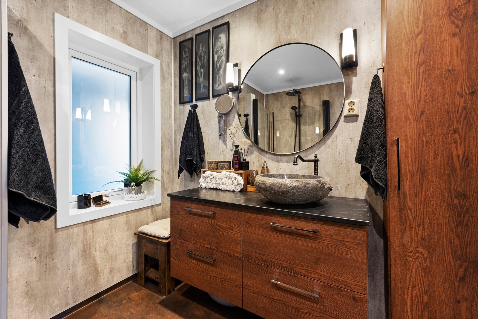 Gjennomført stil på baderomsmøbler, gulv og vegger. Galleribilde