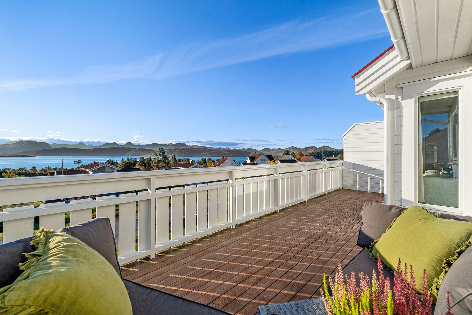 Utgang til verandaen fra stue i 2.etasje Galleribilde