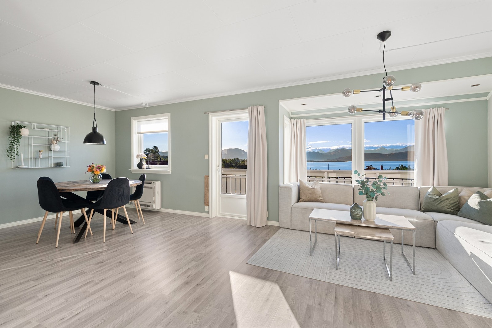 Fin og lys stue Galleribilde