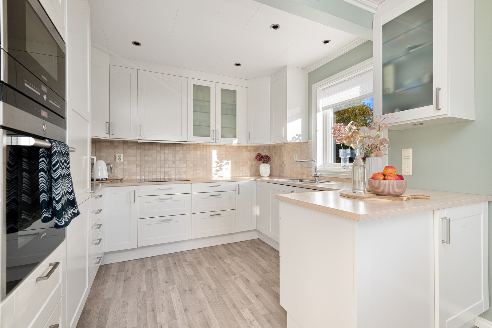 Fint HTH-kjøkken med integrerte hvitevarer Galleribilde