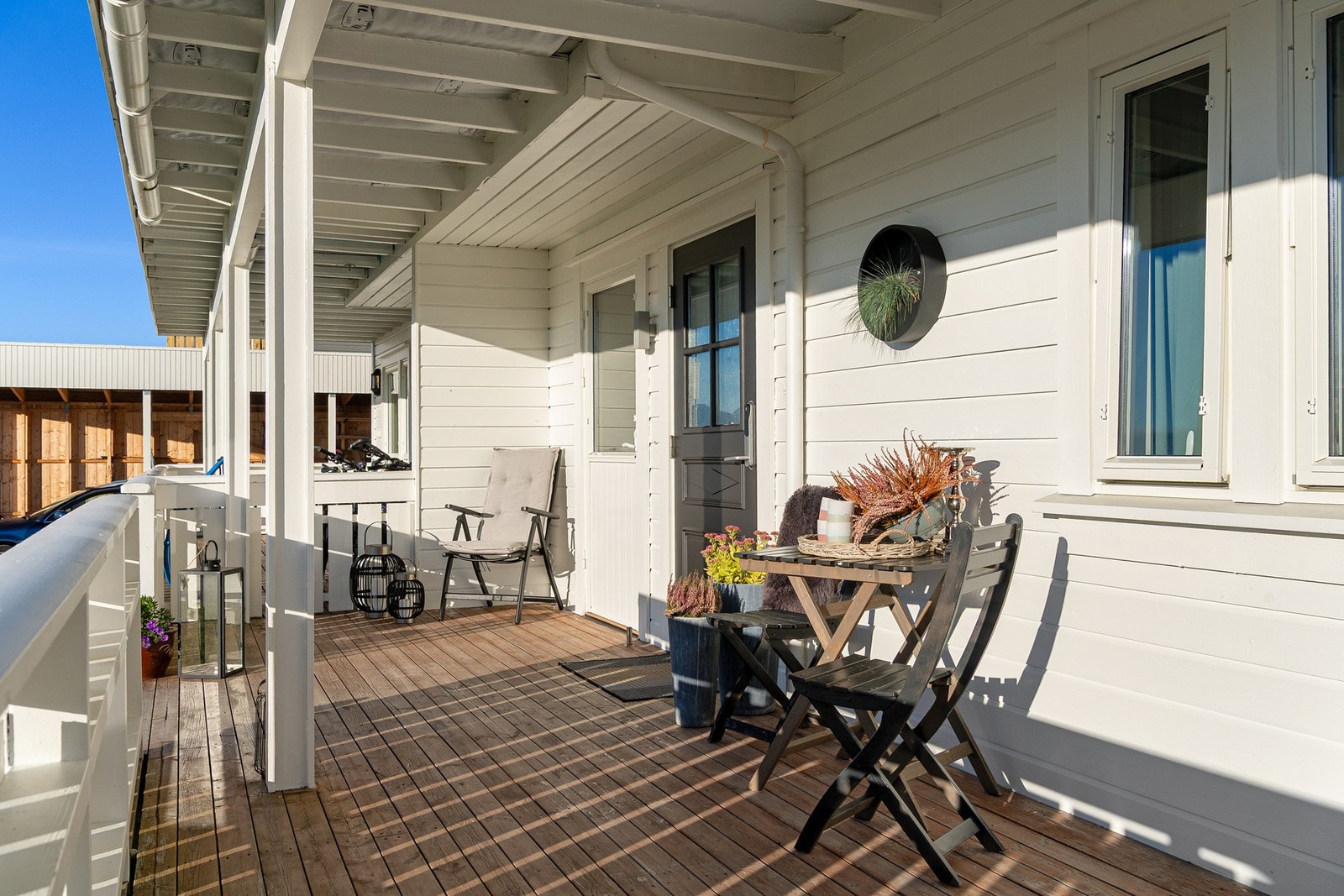 Koselig overbygd inngangsparti med god plass til utemøbler Galleribilde