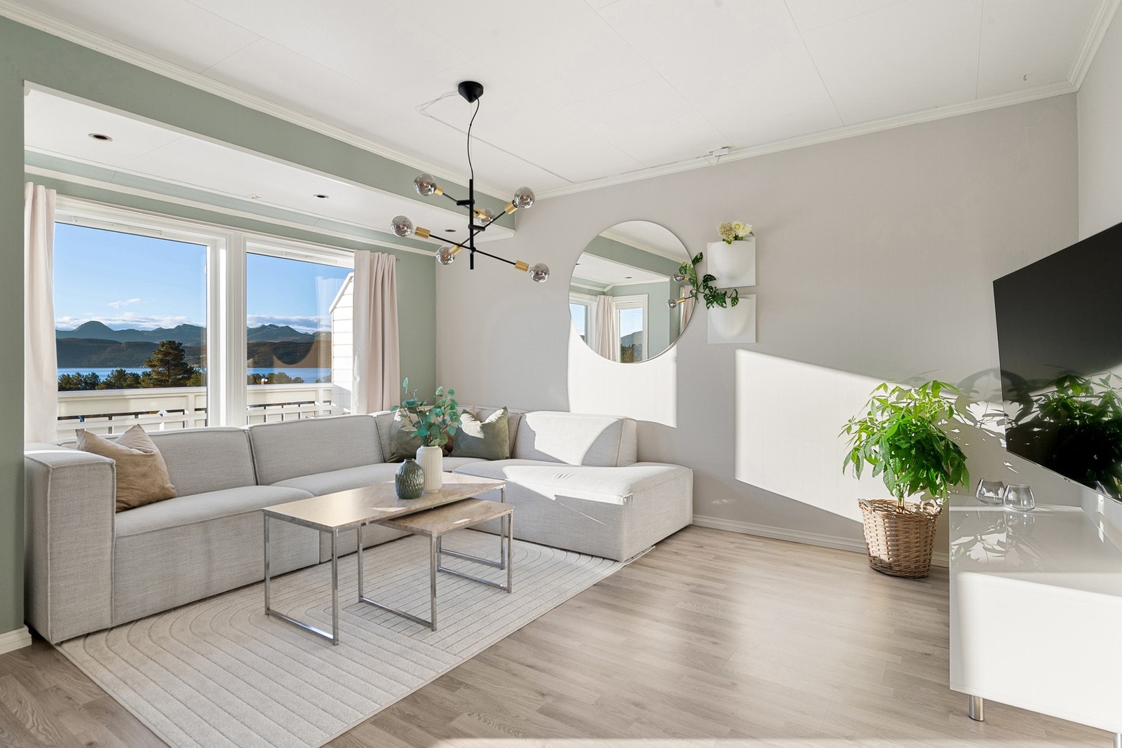 God planløsning i stuen hvor man både har tv-krok og spisedel Galleribilde