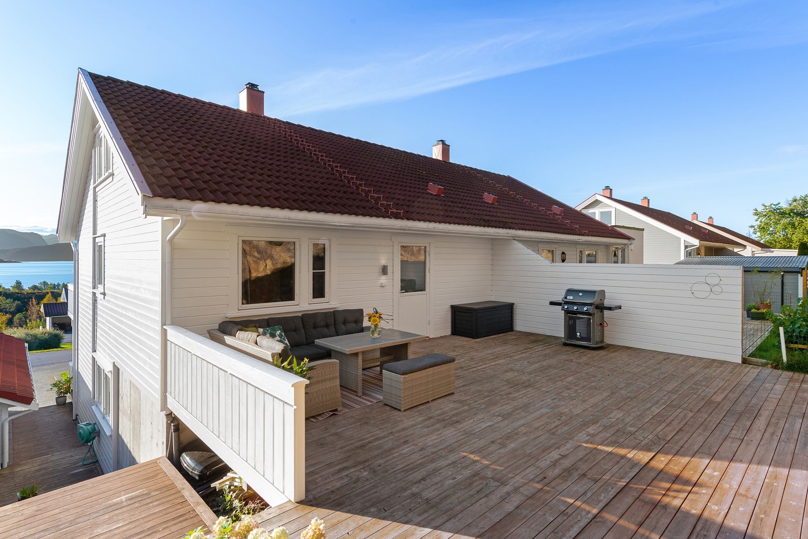 Stor og skjermet terrasse med utgang fra bod i 2.etasje Galleribilde