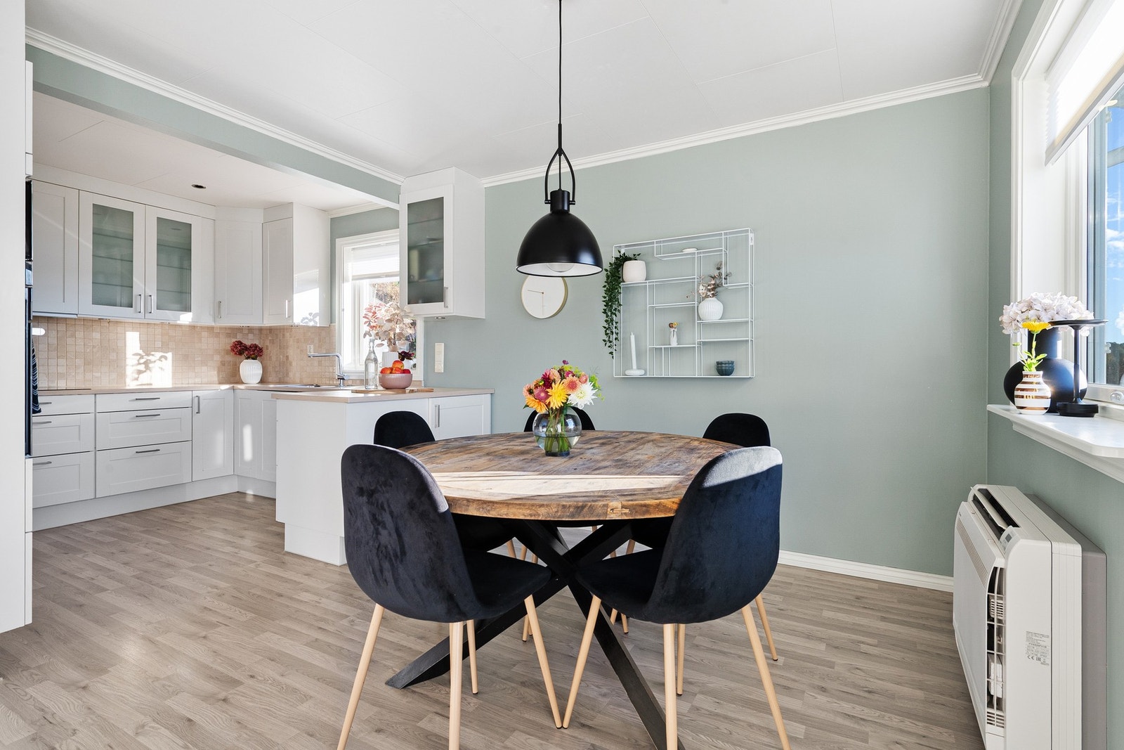 På kjøkken / stue finner man 1 av 2 varmepumper Galleribilde