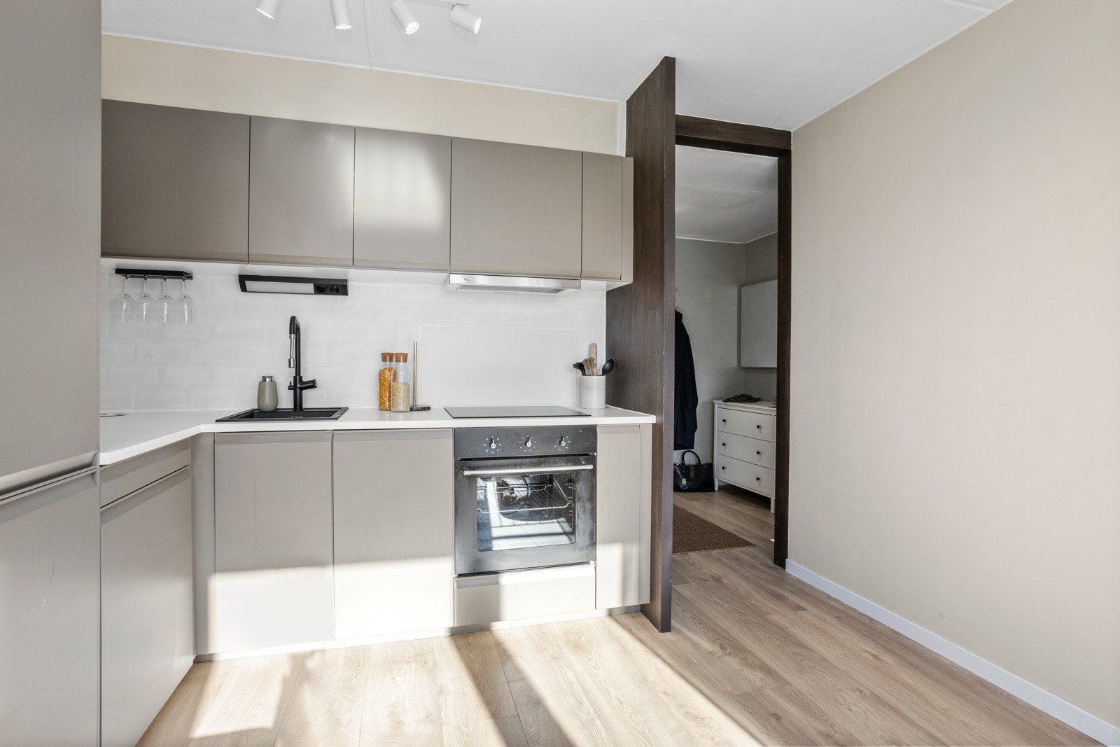 Det er godt med benke- og skapplass på kjøkkenet. Galleribilde