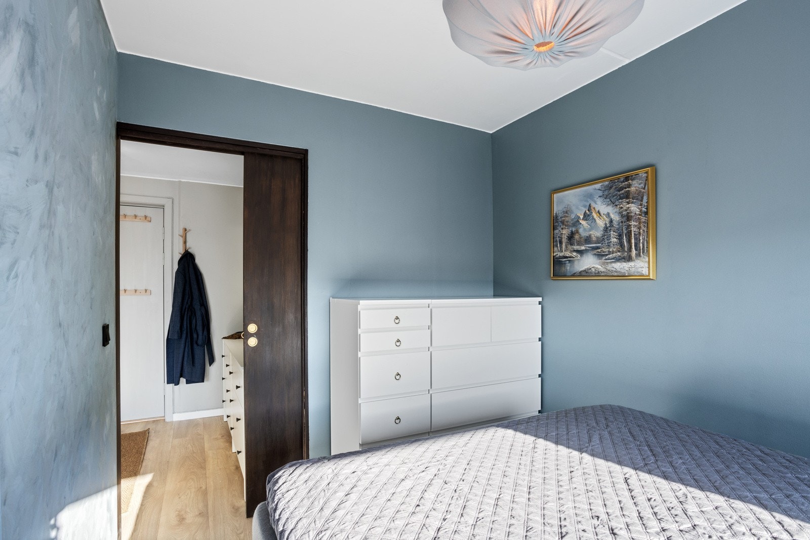 Plass til garderobeskap eller kommode. Galleribilde