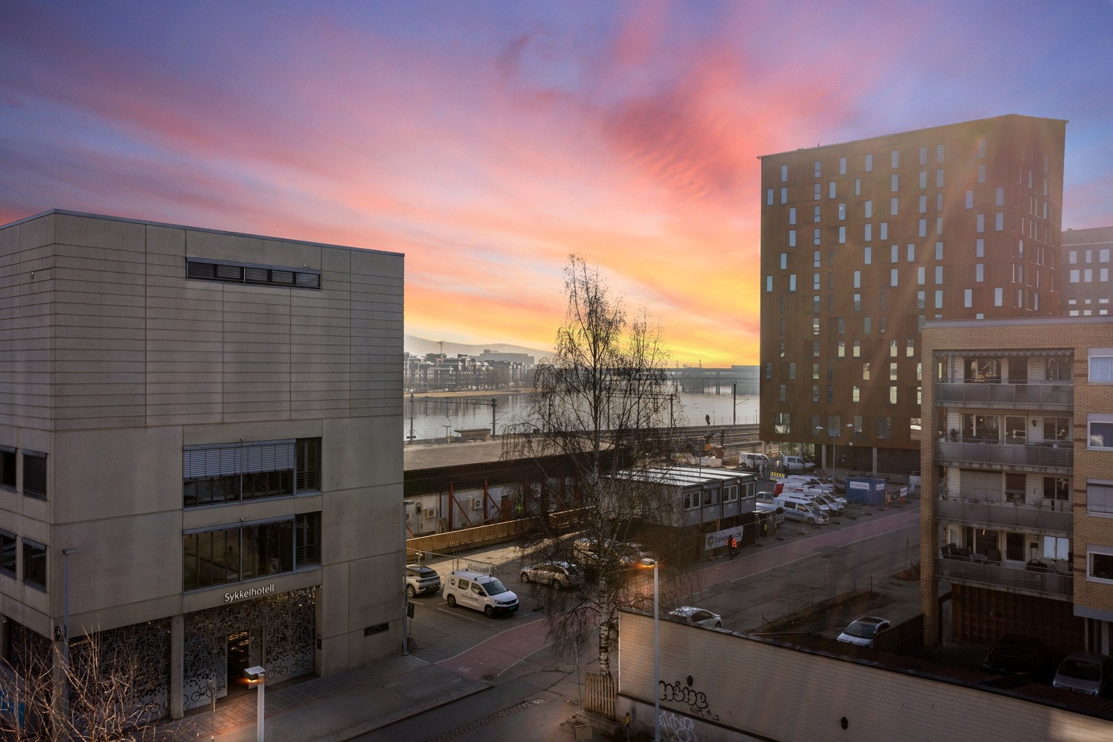 Store vinduer i stuen slipper inn rikelig med lys. Utsikt til elven. Galleribilde