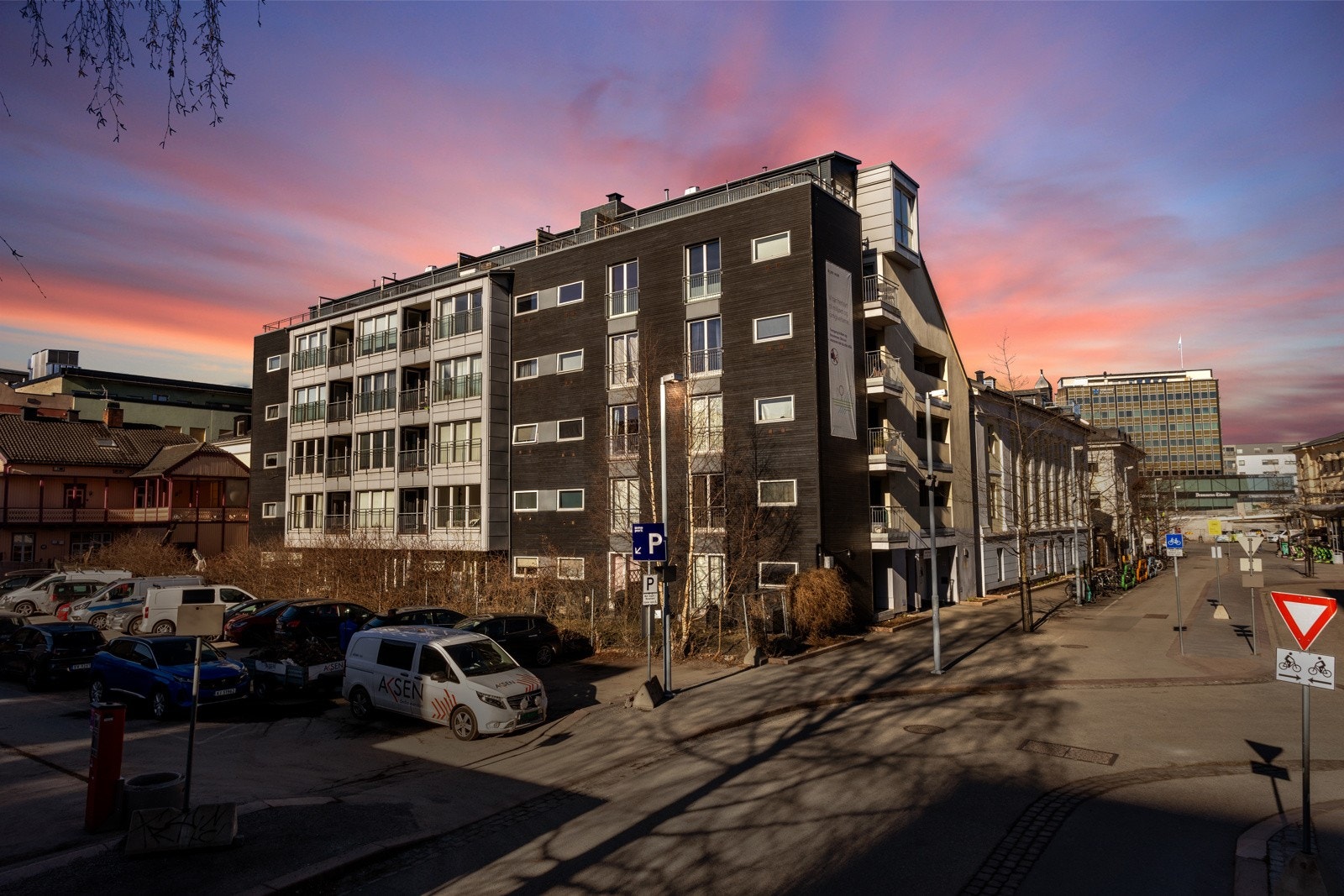 Leiligheten ligger meget sentralt i Drammen, rett ved siden togstasjonen. Galleribilde