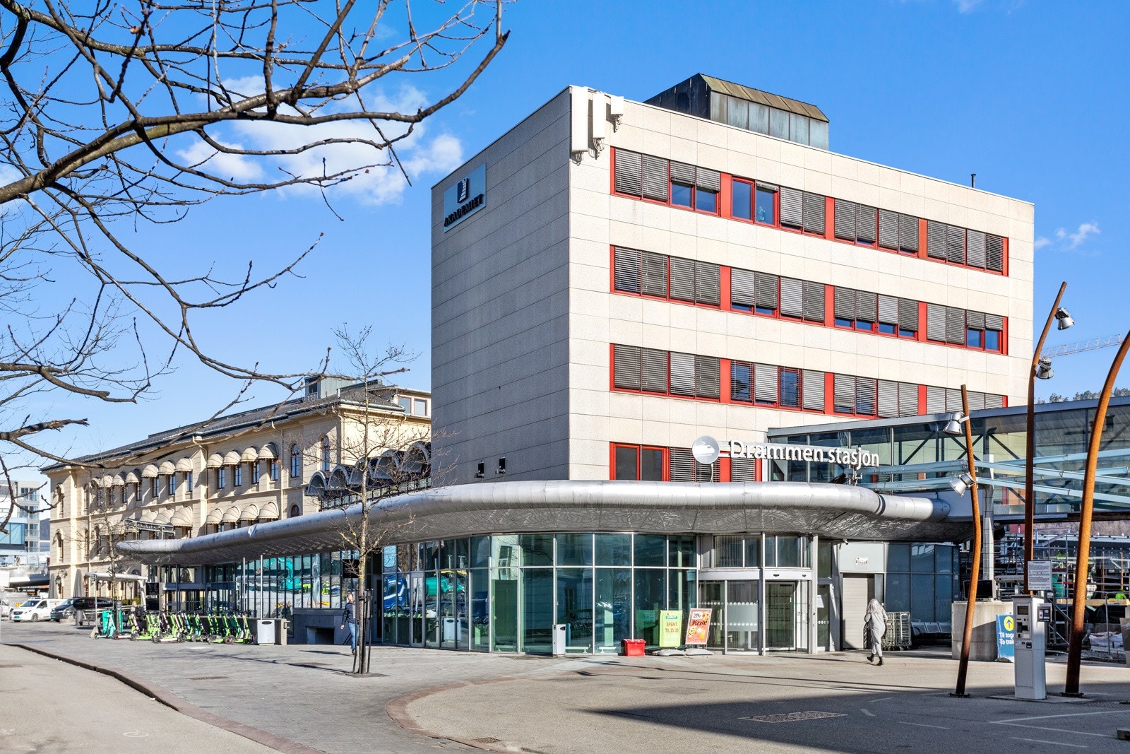 Drammen stasjon ligger like over veien. Galleribilde