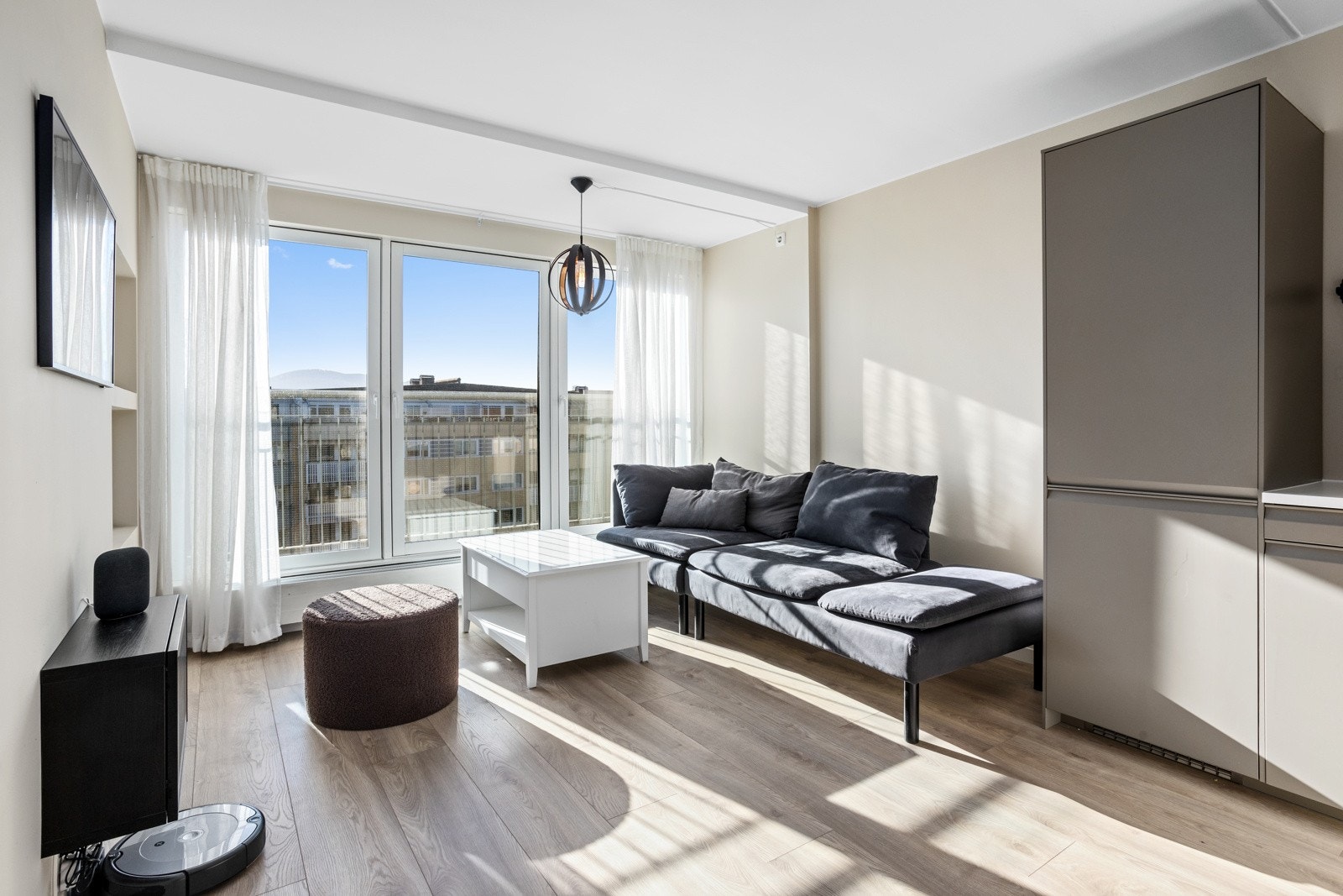 Kjøkkeninnregdningen er moderne og passer fint inn i rommet. Galleribilde