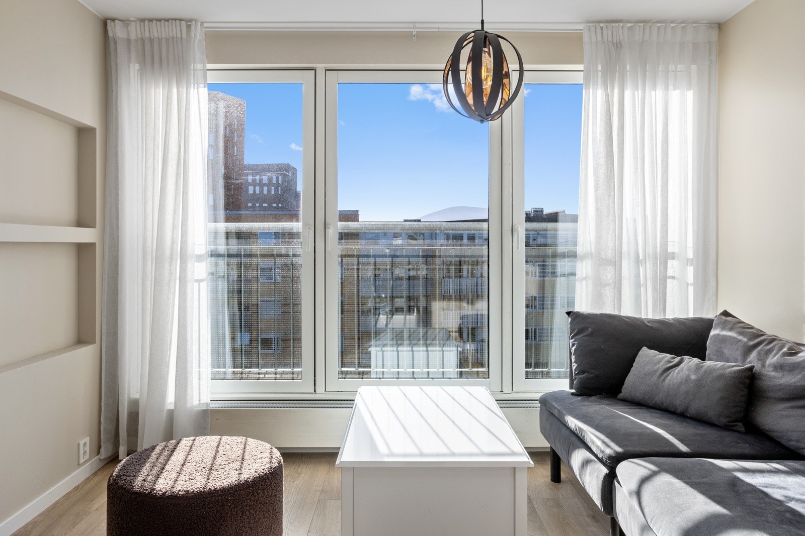 Stuen har fransk balkong - to dører som kan åpnes. Galleribilde