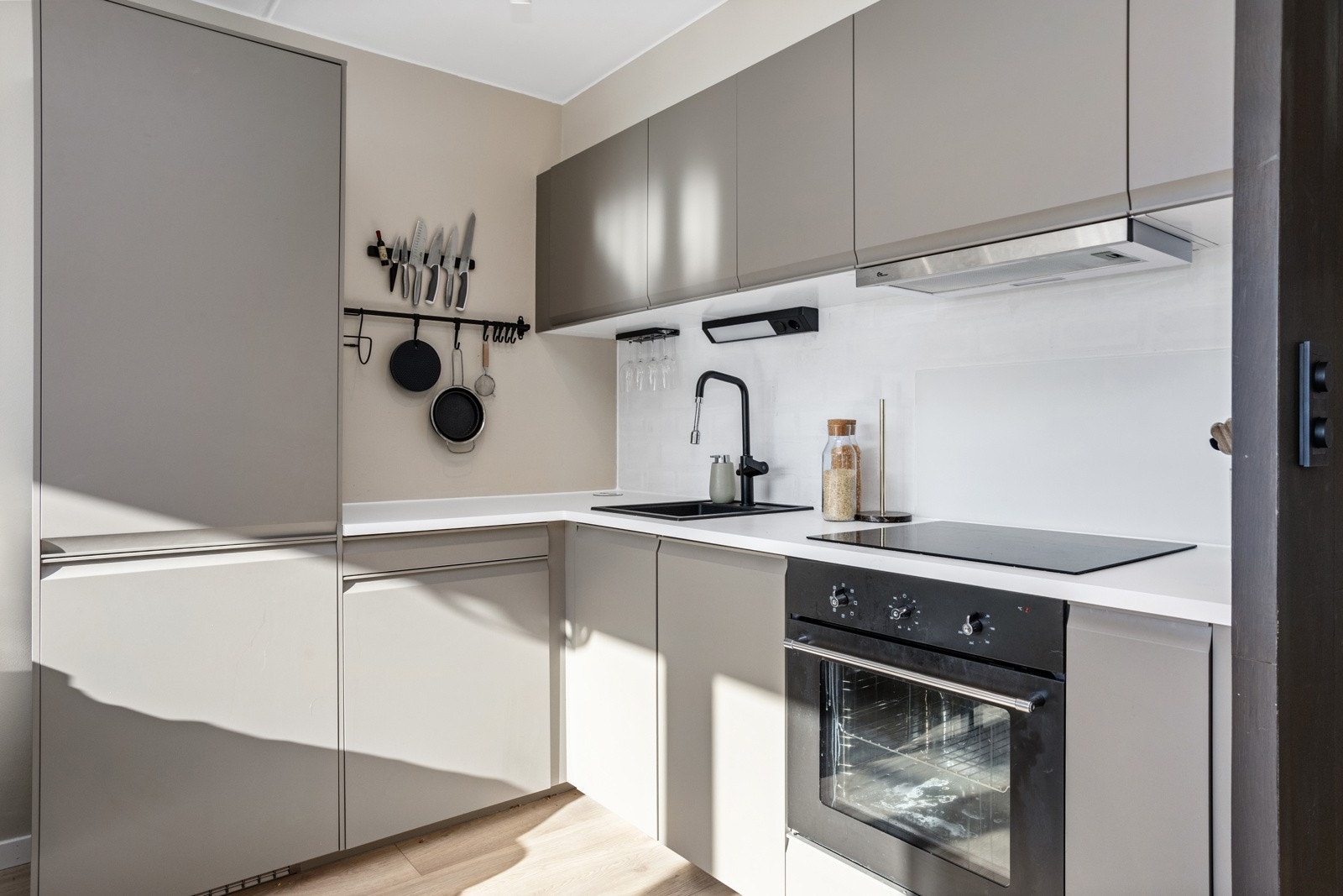 Moderne, glatt innredning med integrerte hvitevarer. Galleribilde