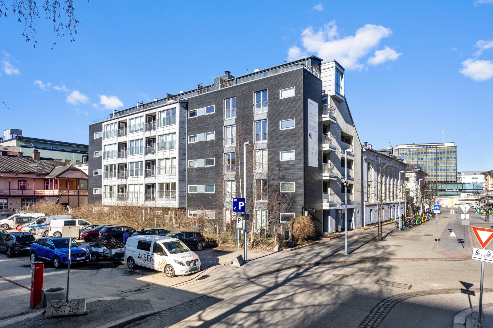 Det er muligheter for å leie parkering i kjeller samt i nærområdet. Galleribilde