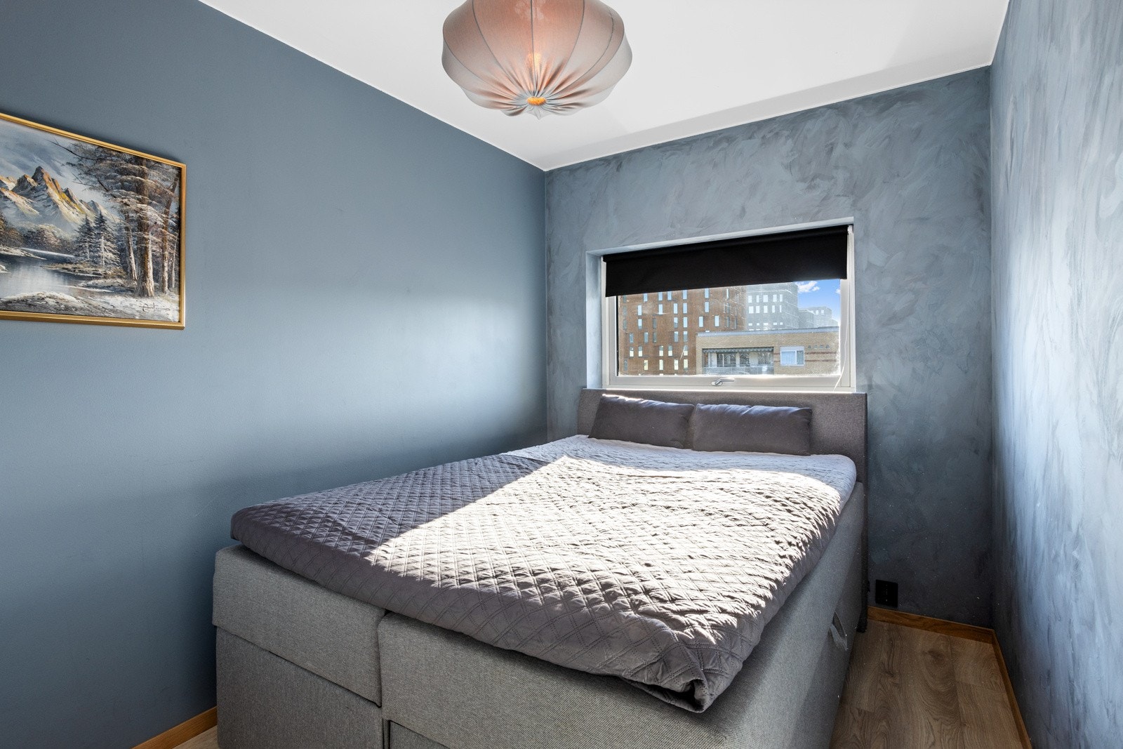 Rommet har plass til en stor dobbeltseng. Galleribilde