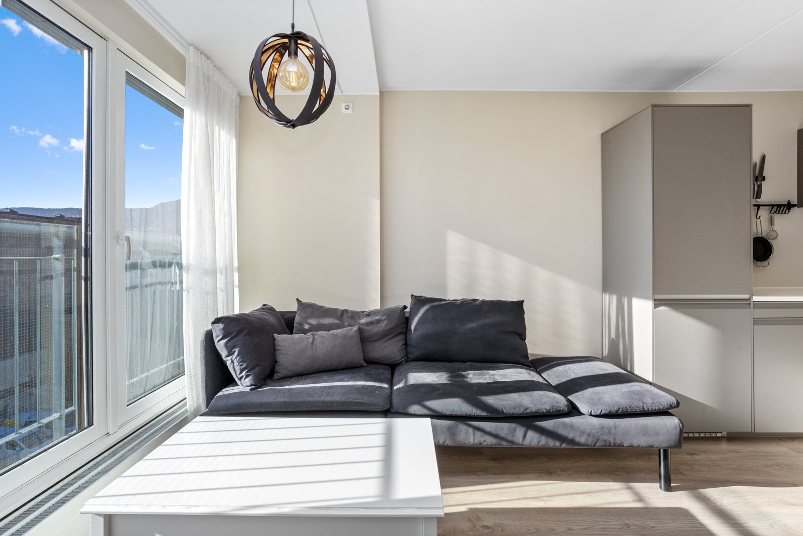 Åpen løsning mellom stue og kjøkken. Galleribilde