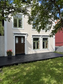 Boligen her en idyllisk fasade mot byen Galleribilde