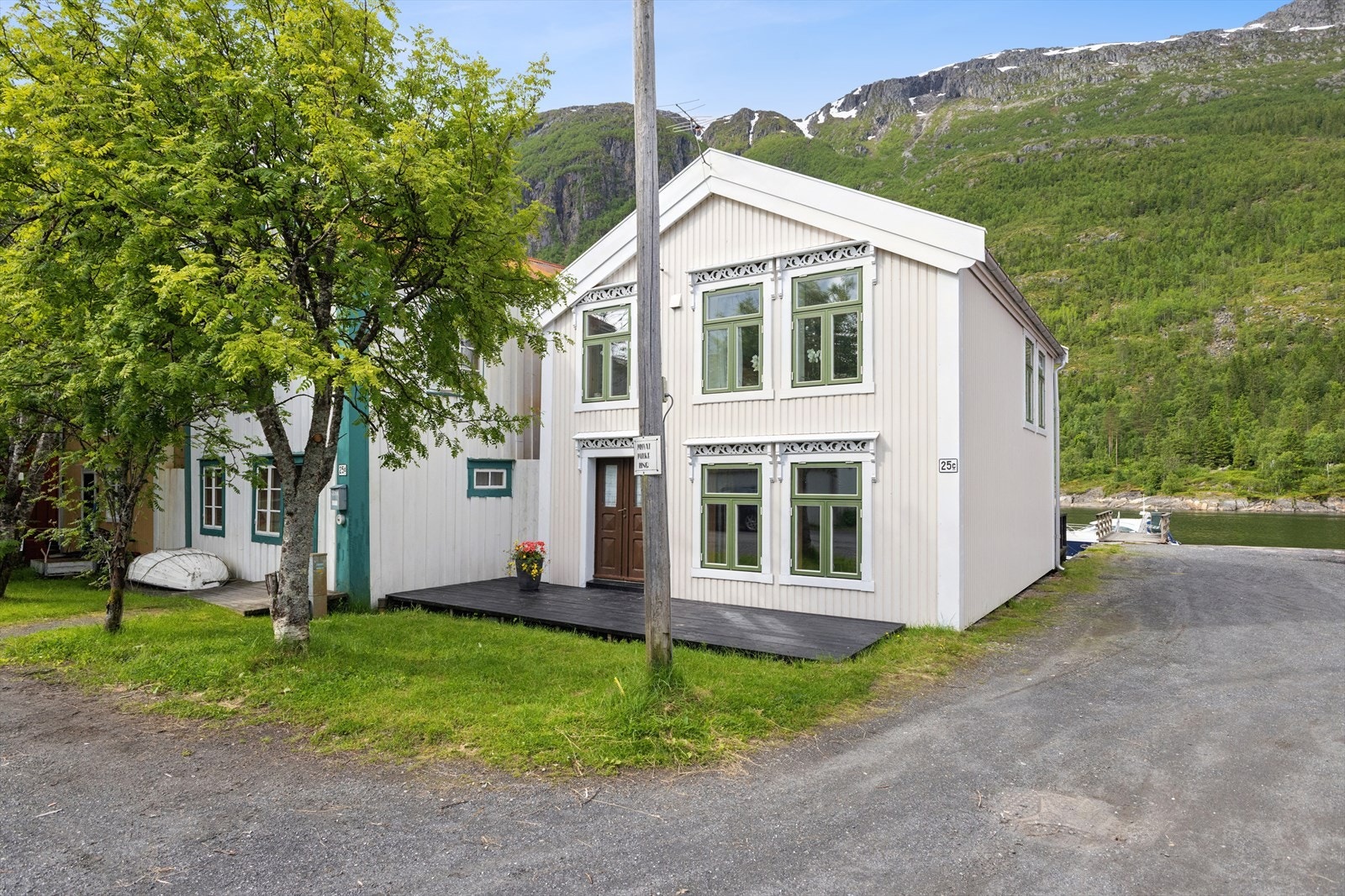 Boligen ligger idyllisk til ved elven Vefsna i sentrum av Mosjøen Galleribilde