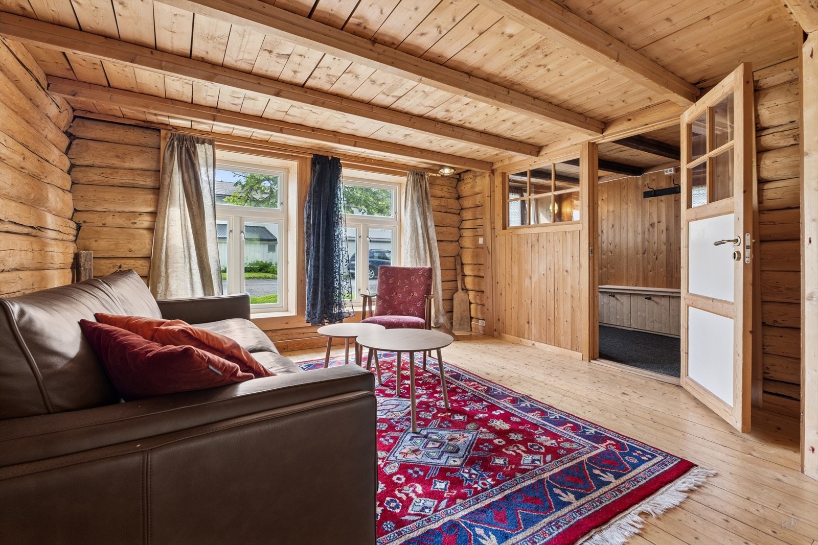 Rommet i 1.etg. er delt i to soner - en koselig stue-/sitteavdeling med god plass til sofagruppe, og en tilbaketrukket soveromsdel vendt mot elven. Galleribilde