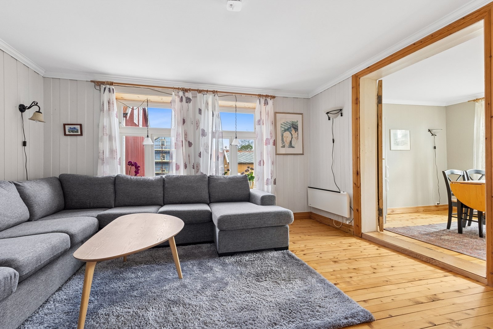 Kjøkkenet har en romslig åpning mot stuen, som gir en naturlig og sosial flyt mellom oppholdsrommene. Her kan du lage mat samtidig som du er en del av samtalen i stua. Galleribilde