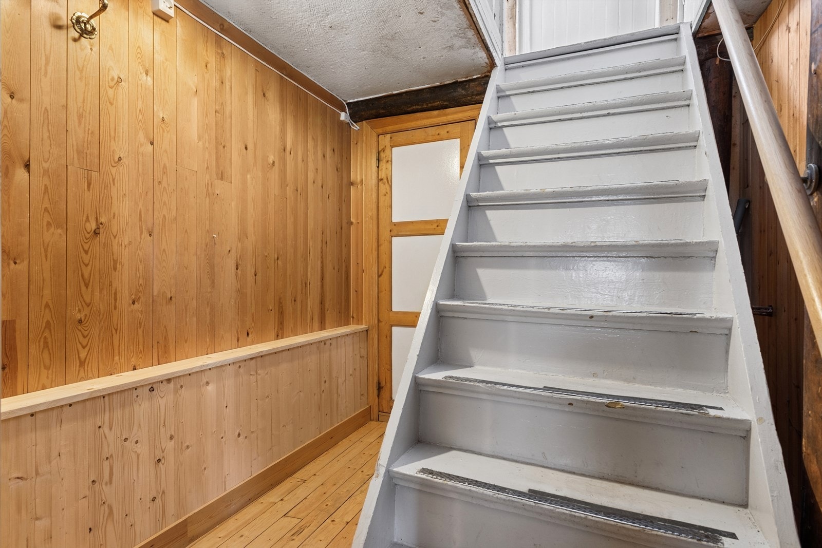Gangen i 1.etg. har trapp opp til 2.etg. Døren vi ser på bildet er bad med dusjsone Galleribilde