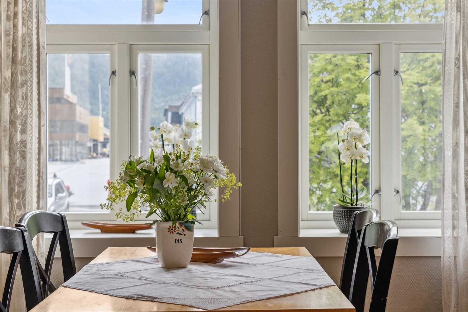 Det er god plass til spisebord ved vinduene Galleribilde