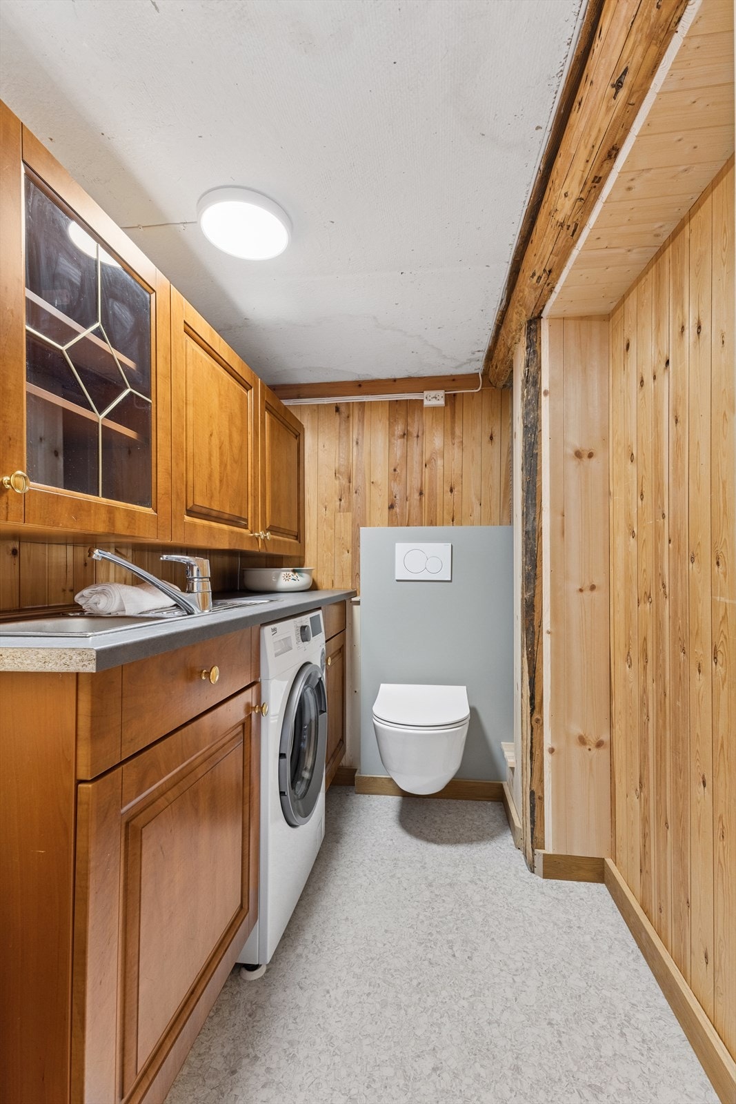 Vaskerommet med wc ligger i 1.etg. og har adkomst fra soveromsdelen Galleribilde