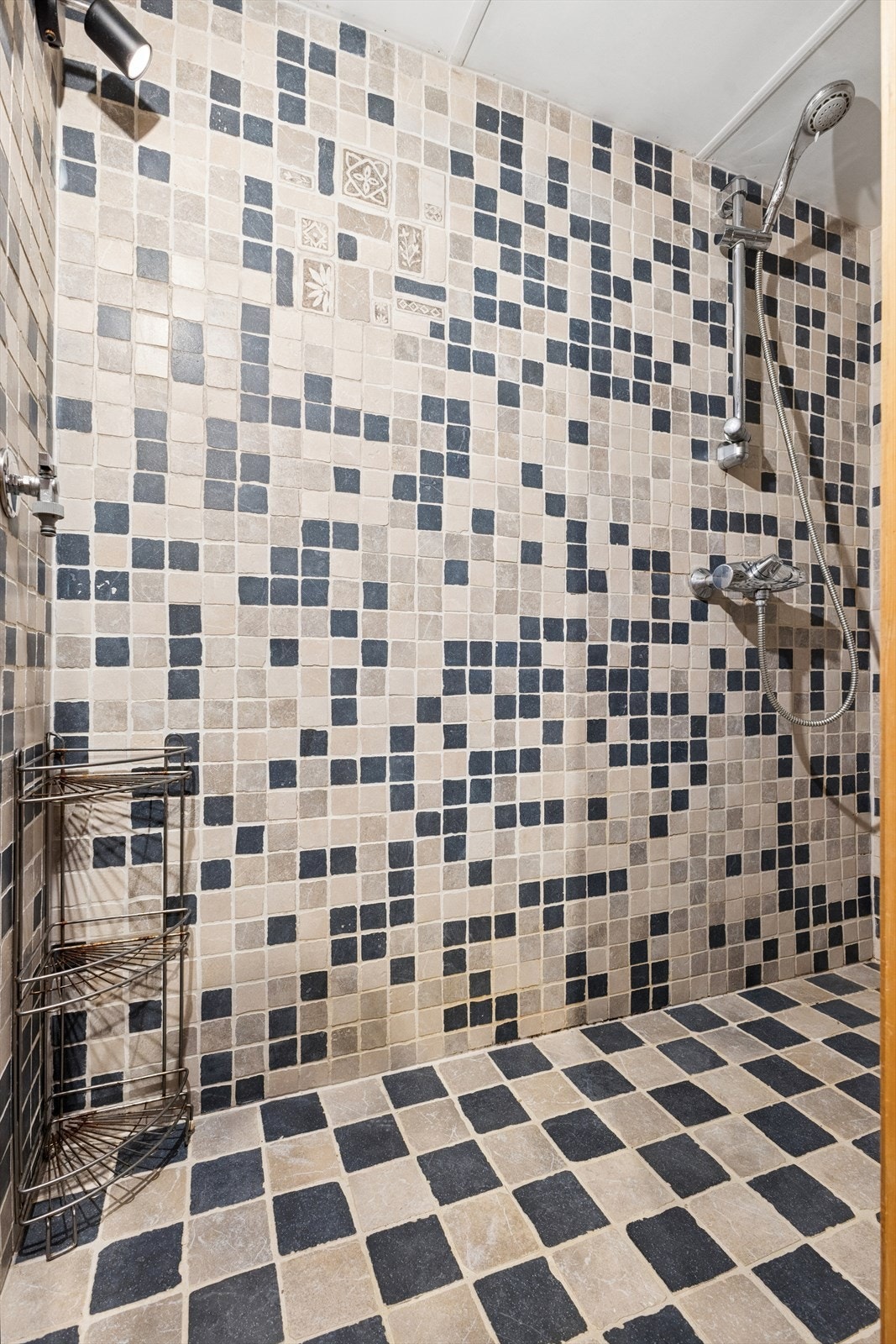 Badet med dusjsone ligger i 1.etg. og har adkomst fra gangen Galleribilde