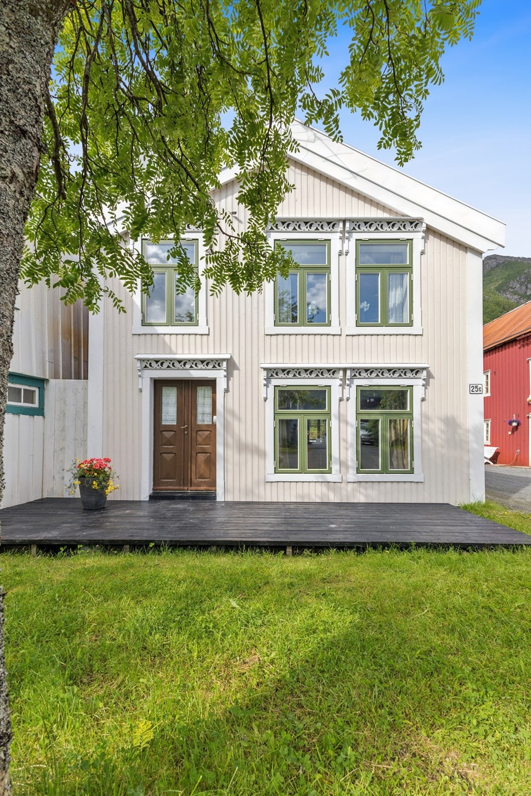 Ved inngangspartiet er det en romslig markterrasse Galleribilde