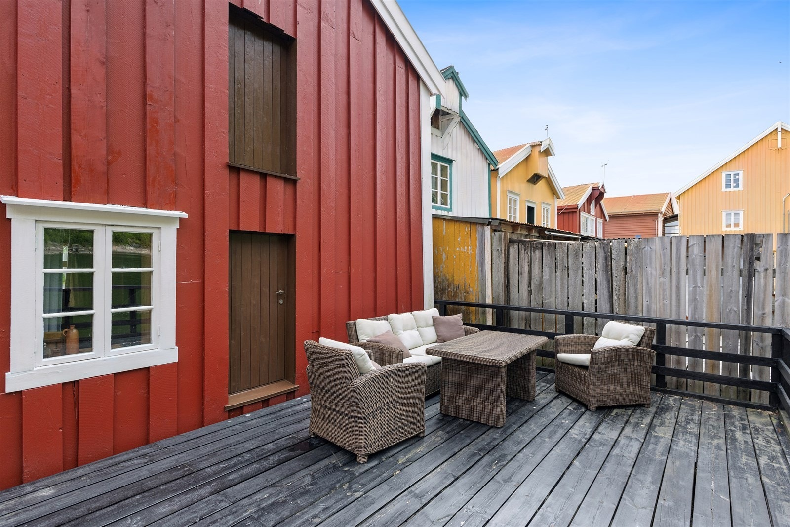 Her kan man nyte varme dager og kvelder med utsikt utover elven og Øyfjellet Galleribilde