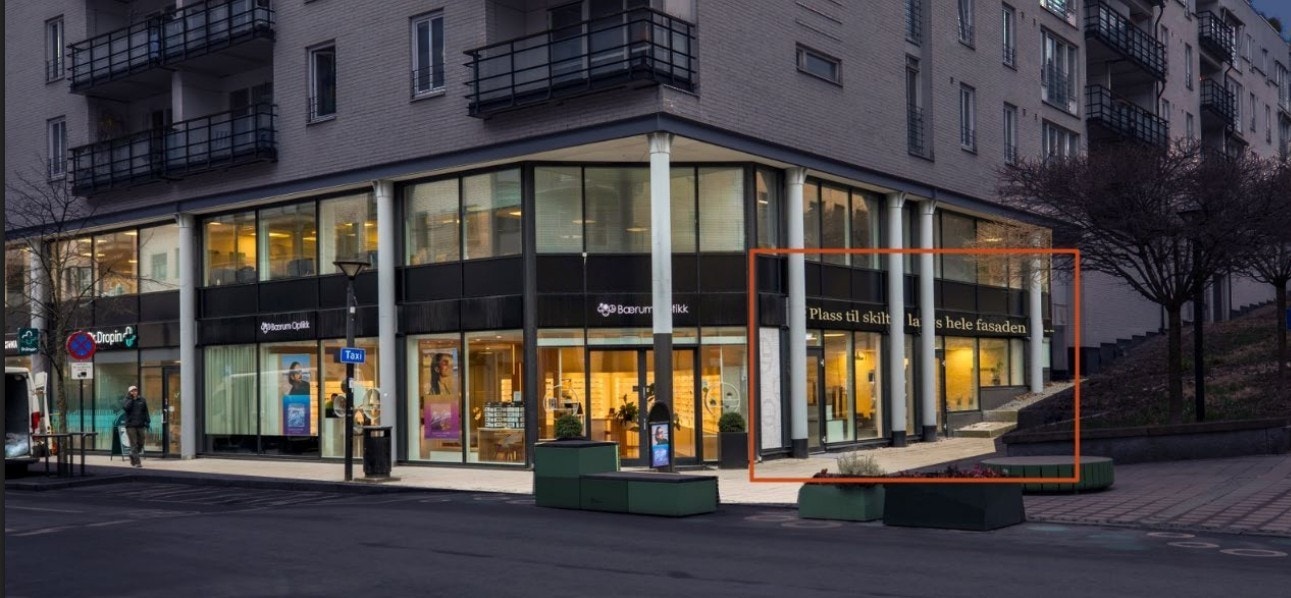 Lokalet har en attraktiv og meget synlig plassering i Claude Monet Alle - Ved siden av inngangen til Sandvika Storsenter Galleribilde