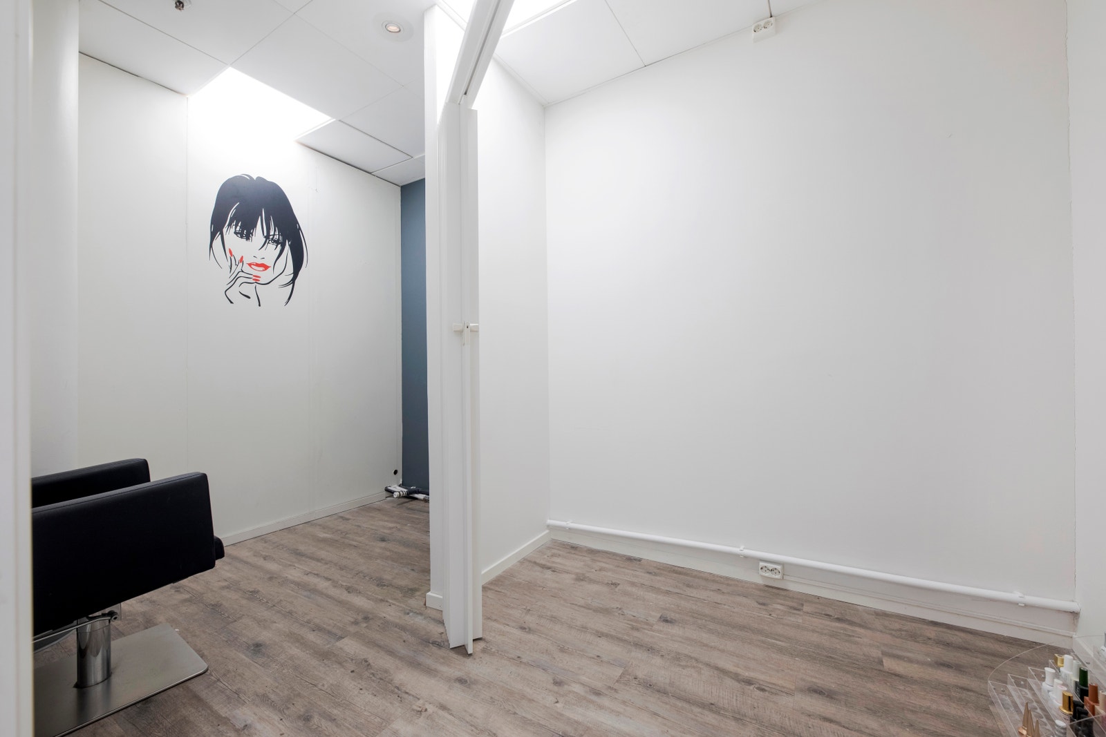 To praktiske mindre rom til f.eks. behandling, lager eller til utvidelse av butikkarealet. Galleribilde