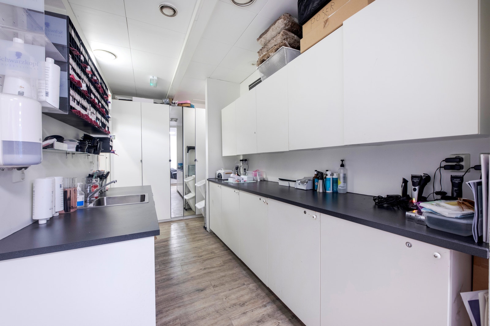 Kjøkken og mindre lagring like bak publikumsarealet Galleribilde