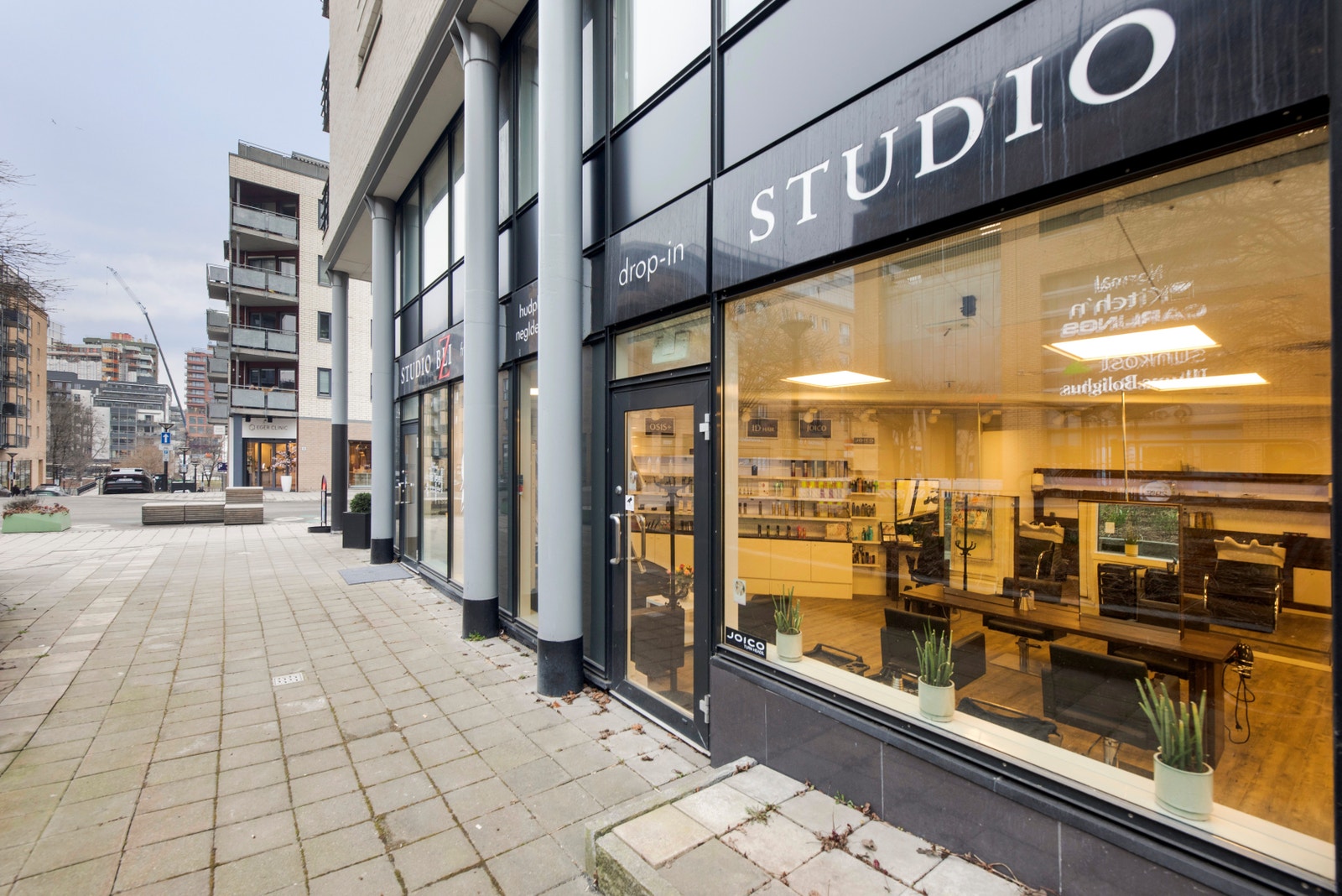 Store vindusflater gir meget god eksponering mot gaten. Eger Clinic vis a vis og Bærum Optikk ved siden av. Galleribilde