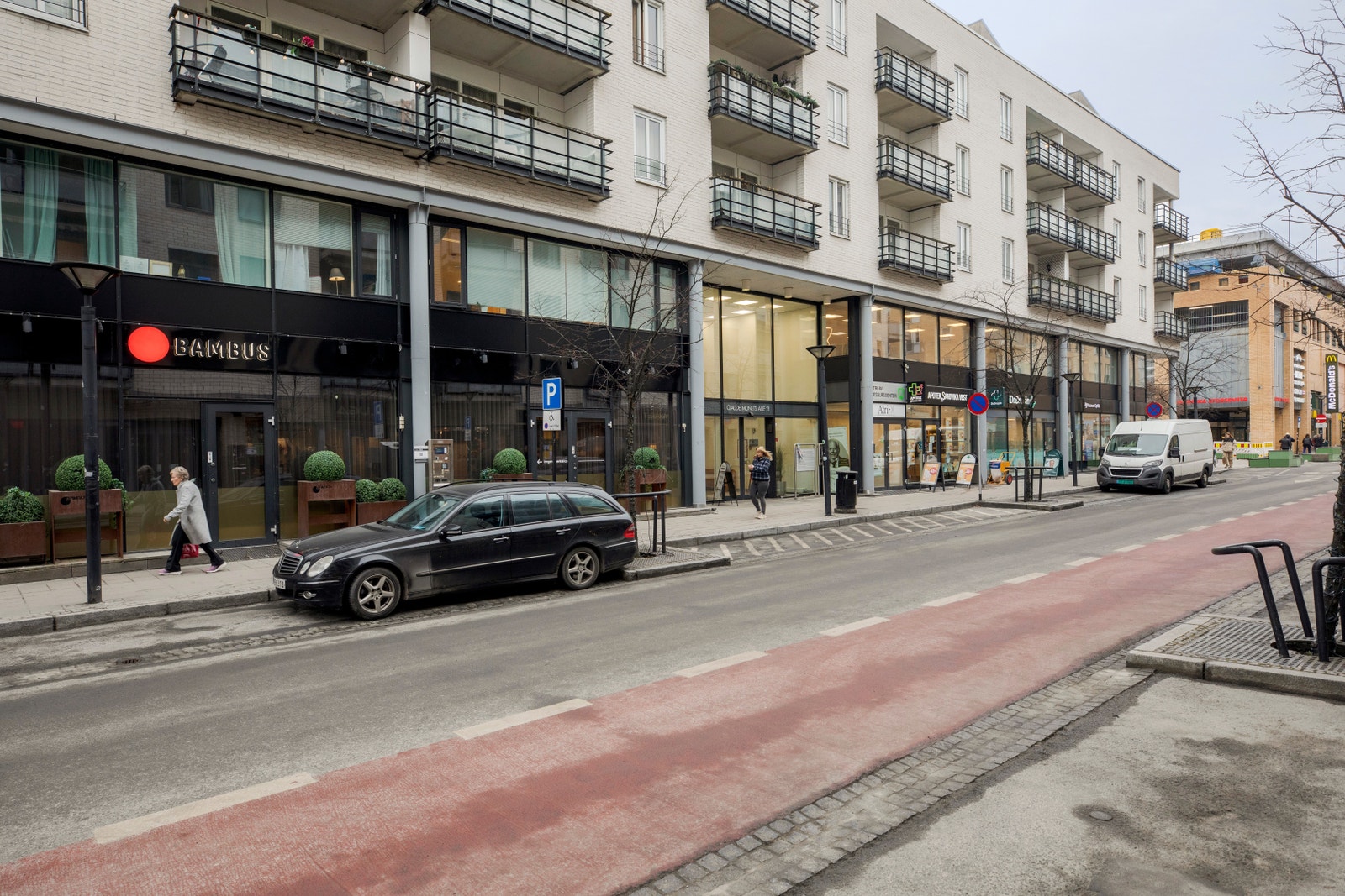 Det er flere gode restauranter i gaten. Bambus Sushi, TukTuk, Fellini, Kanel og Egon. Galleribilde