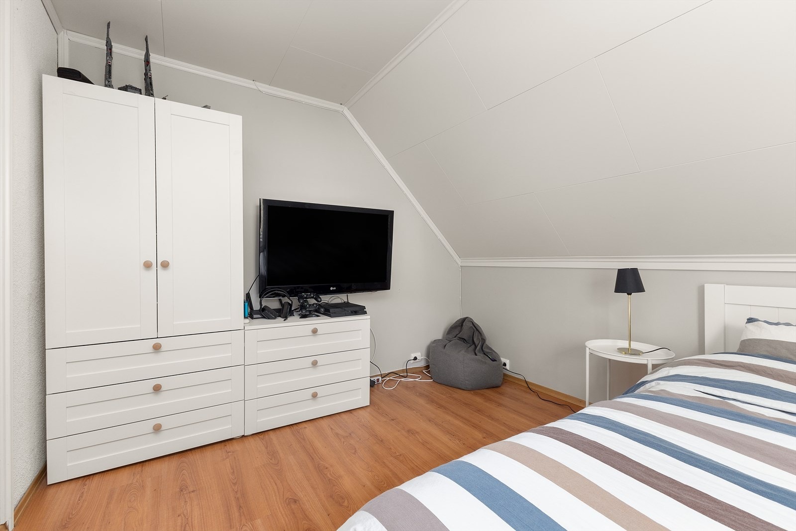 Soverom 2 av 3. Også dette soverommet er av god størrelse med plass til garderobeskap, skrivepult - eller annet møblement du har behov for. Galleribilde