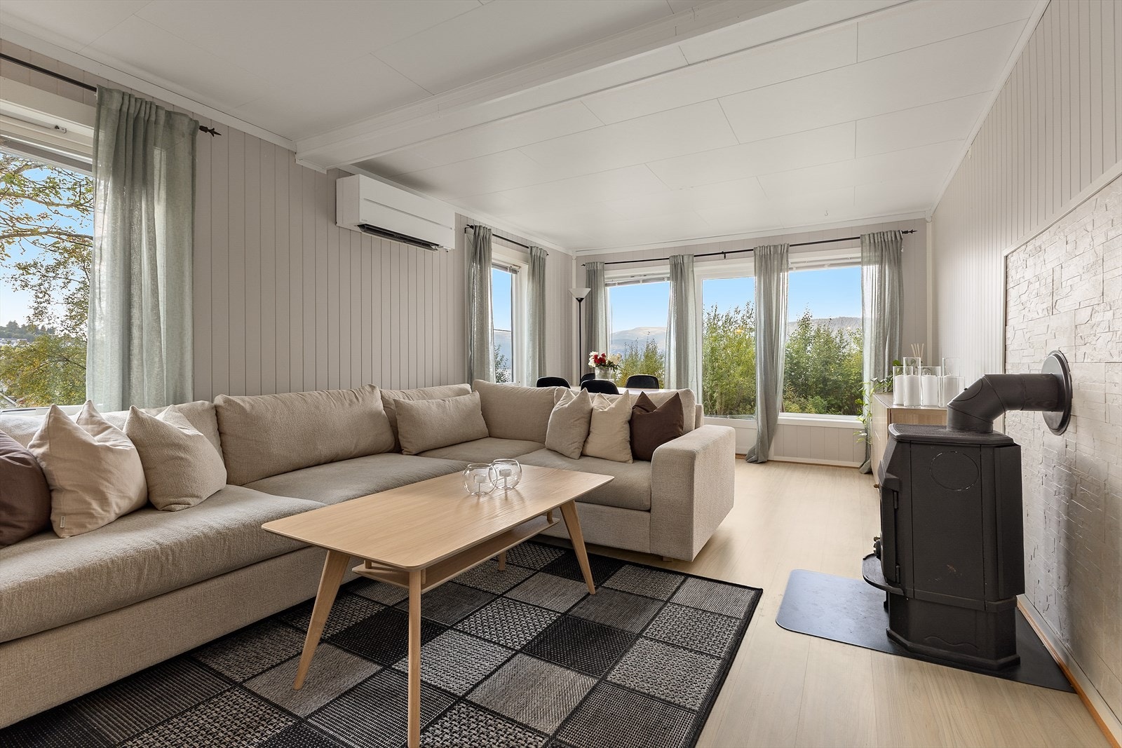 Stuen har godt med vindu hvor den fine utsikten kan nytes. Det er også altandør med trapp ned til hage. Galleribilde