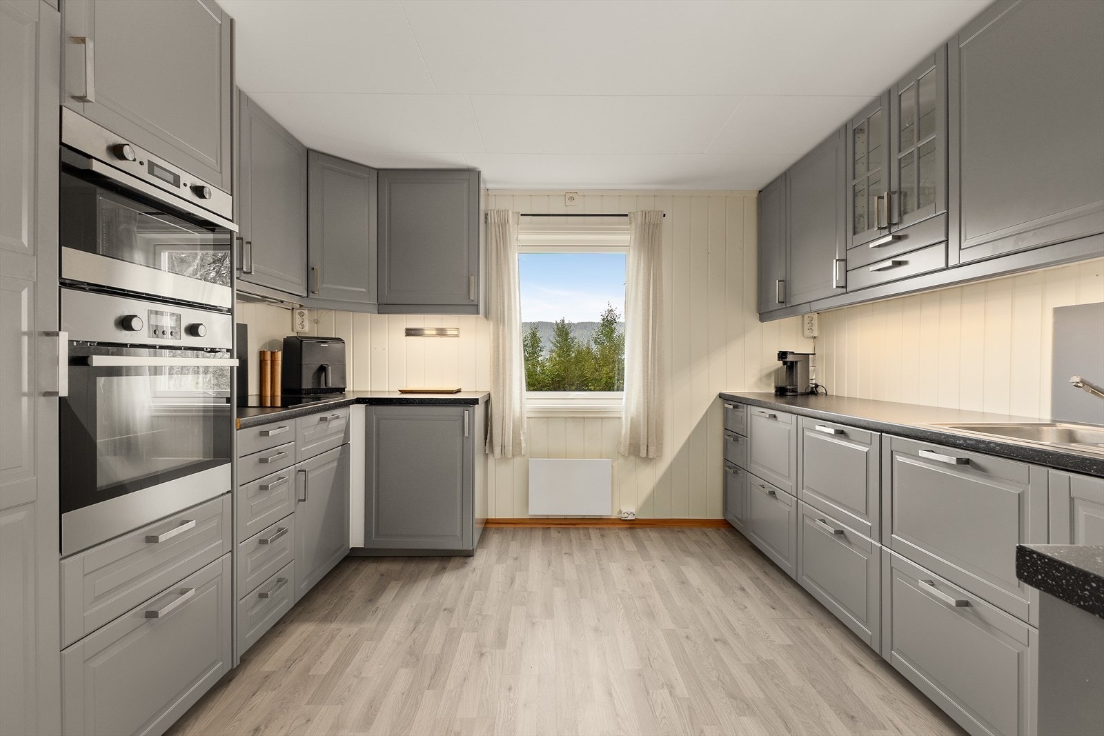 Romslig kjøkken som har rikelig med innredning og god plass til spisebord. Galleribilde