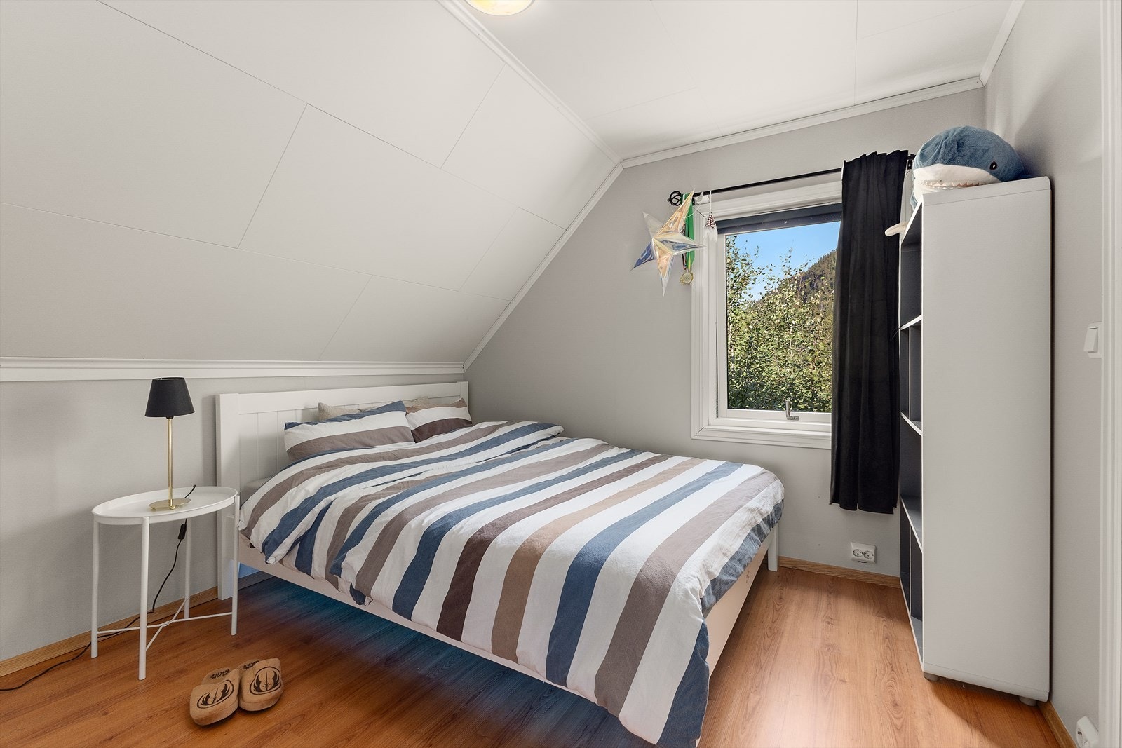 Soverom 2 av 3. Eiendommen deler vei/adkomst med én annen nabo, så dette er perfekt beliggenhet for deg som ønsker ro og privatliv. Galleribilde