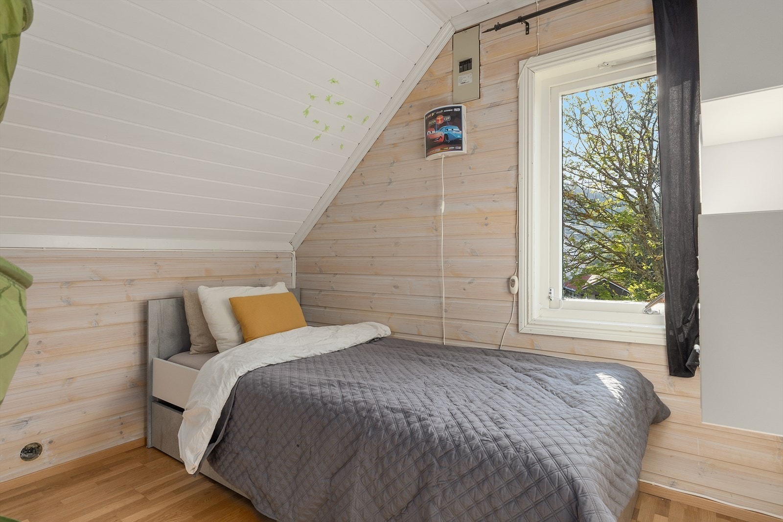 Soverom 2 av 3. I loftsgangen er sikringsskapet montert, og det er utgang til en liten luftebalkong. Galleribilde