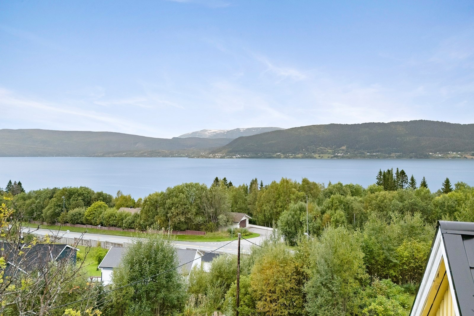 Beliggenheten gir deg både ro og privatliv, samtidig som du kan nyte en lang solgang og fin utsikt mot Ranfjorden med omkringliggende fjell og bebyggelse. Galleribilde