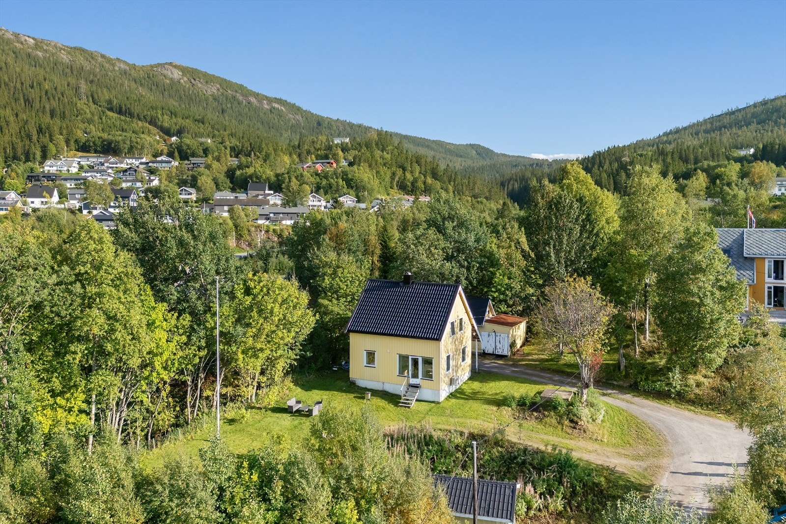 Eiendommen består av en enebolig, frittstående garasje samt uthus/garasje. Galleribilde