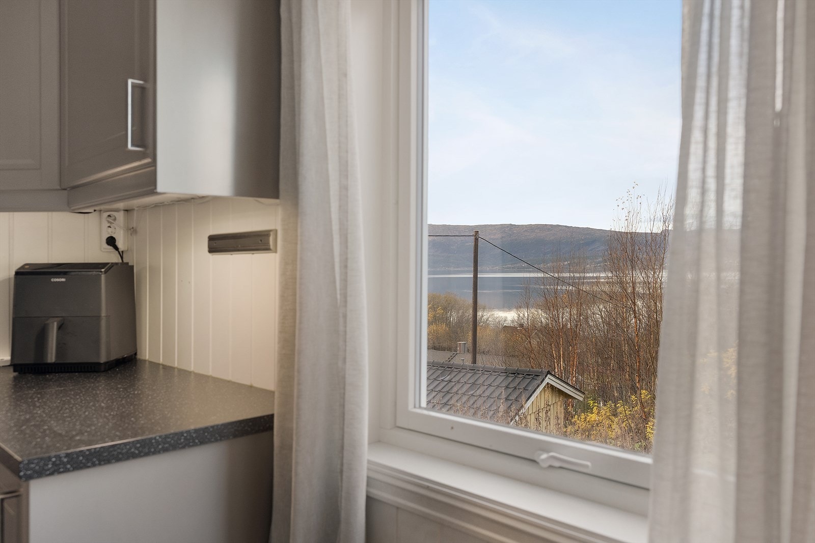 I nærområdet Åga / Hauknes finner du dagligvarebutikk, barnehage, barneskole, idrettsanlegg og fine turområder. Galleribilde