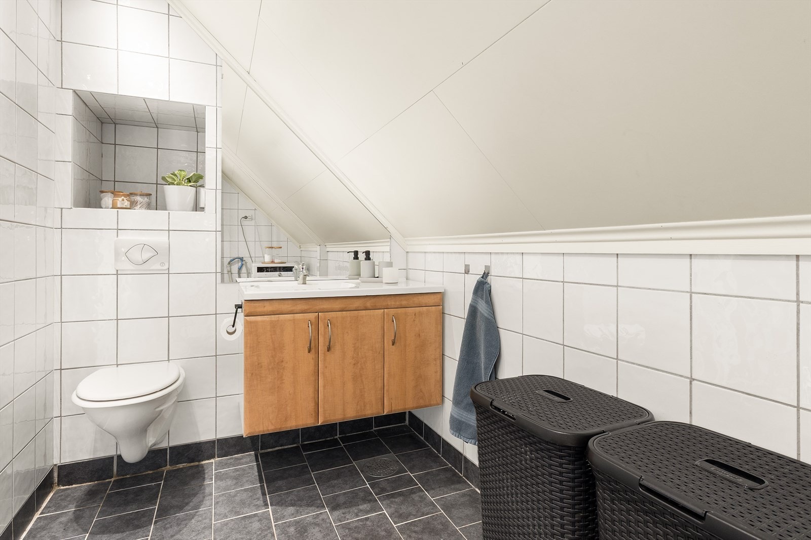 Badet er oppusset av forrige eier. Her er det også opplegg for vaskemaskin. Galleribilde