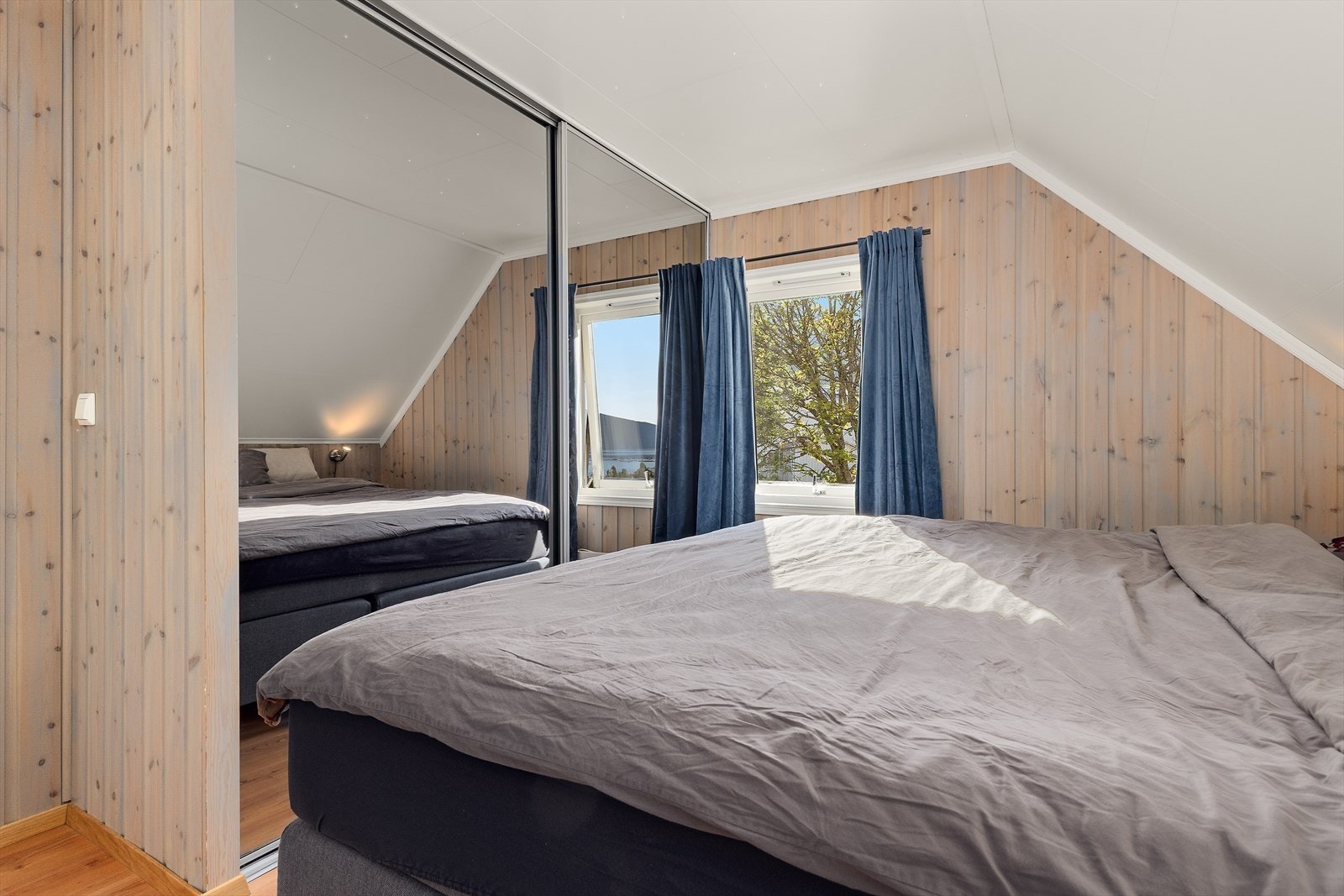 Hovedsoverommet er av god størrelse og er utrustet med en romslig og praktisk skyvedørsgarderobe. Galleribilde