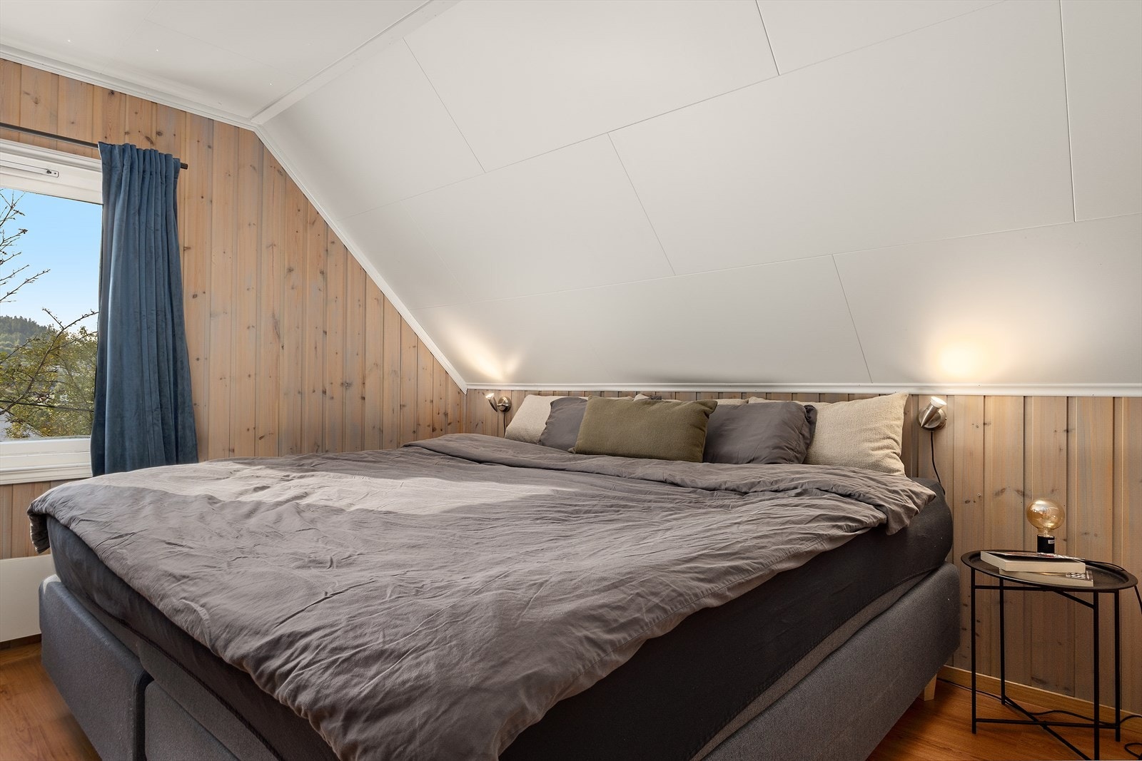 Soverom 1 av 3. Alle 3 soverommene er samlet i loftsetasjen, en ypperlig løsning for småbarnsfamilien. Galleribilde