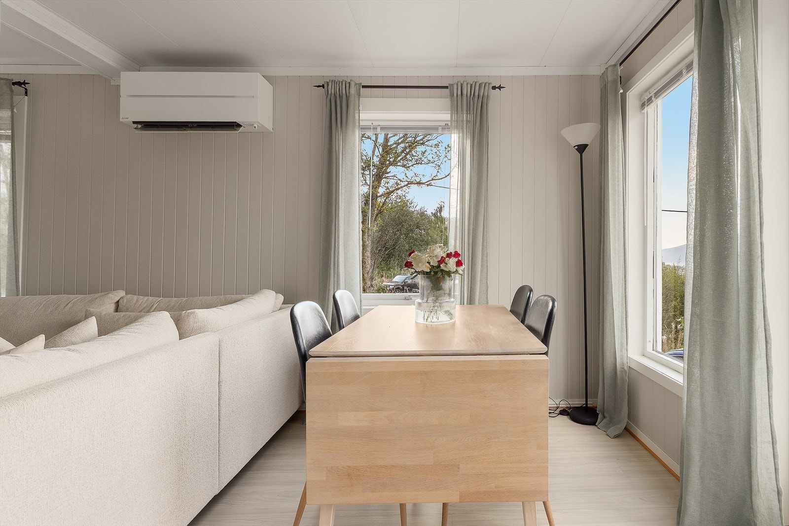 Det er både varmepumpe og vedovn i stue. I tillegg er det elektriske varmekabler på bad, samt annen elektrisk oppvarming med panelovner. Galleribilde