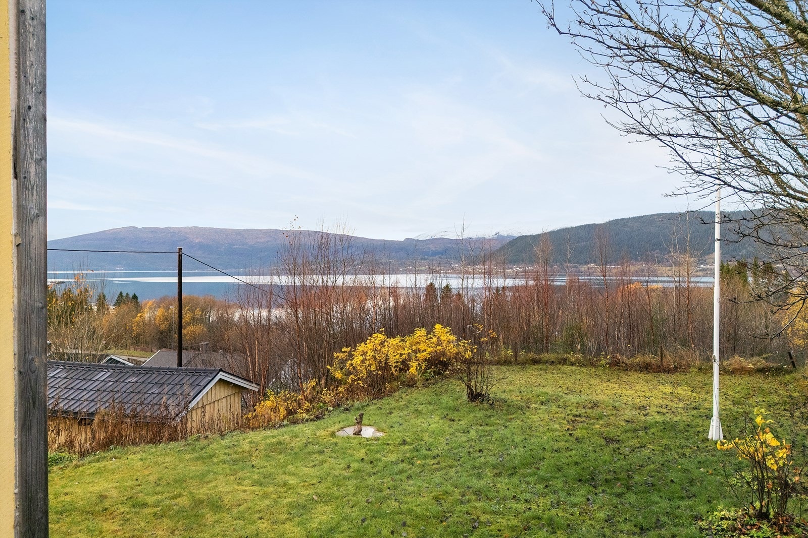 I front av boligen er et romslig og flatt hageområde, ideelt for barnelek, hageaktiviteter eller avslappende dager utendørs. Galleribilde