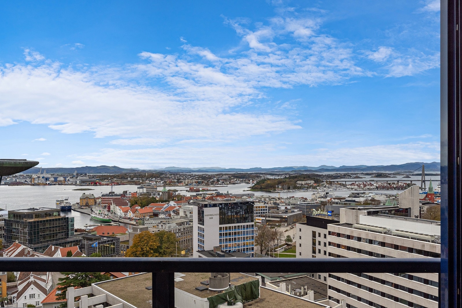 Langstrakt utsikt i flere retninger, blant annet mot vågen i Stavanger, er dette en unik mulighet. Galleribilde